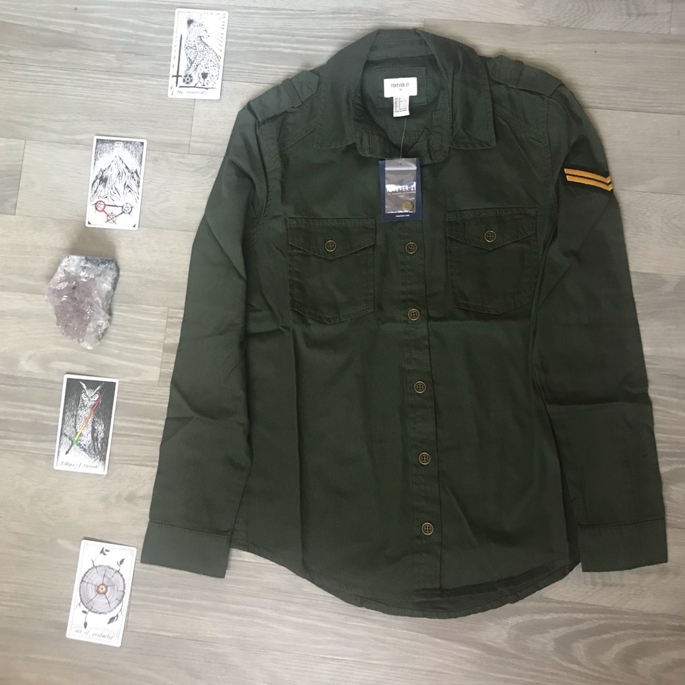 🌲Chevron Patch Shirt in Olive Green NWT SMALL🌲